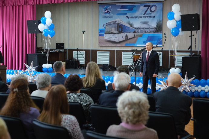 Два новгородских транспортных предприятия отметили 70-летний юбилей Два новгородских транспортных предприятия отметили 70-летний юбилей