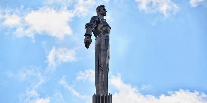 Памятник Юрию Гагарину на юго-западе столицы промоют в преддверии Дня космонавтики