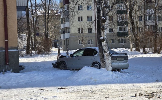 "Может, он в угоне?": разбитый автомобиль неизвестные бросили у дома в Южно-Сахалинске