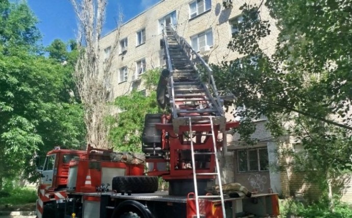 Пожар в пятиэтажке тушат в Астрахани. Есть пострадавший 