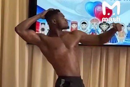 В России бодибилдер в одних плавках выступил на Дне народного единства и попал на видео