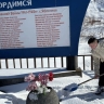 Школьники в Холмске очистили от снега территорию мемориала