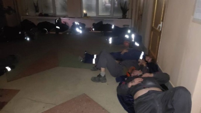 Бригада рабочих осталась ночевать на Приморской ГРЭС из-за невыплаты зарплаты Бригада рабочих осталась ночевать на Приморской ГРЭС из-за невыплаты зарплаты