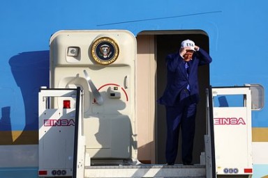 Трамп прилетел в Гаагу с развязанными шнурками и в кепке USA