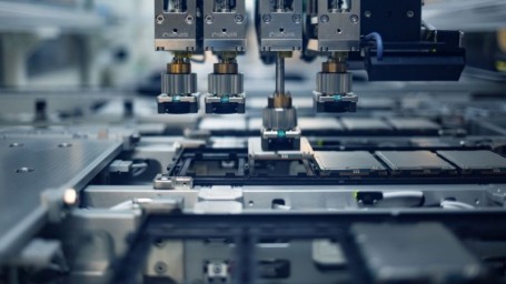 Microsoft поручит Intel выпуск своих чипов по технологии 18A