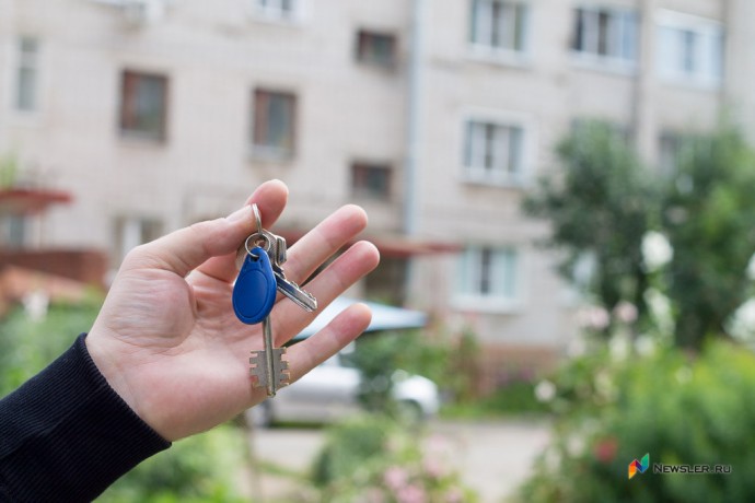 Кировским сиротам выдали квартиры