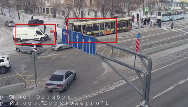 Автобус врезался в трамвай в Улан-Удэ