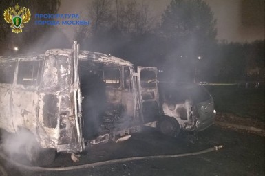 Двое погибли в сгоревшем УАЗе на юге Москвы, огонь также повредил соседние авто
