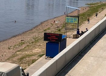 Баннеры с пугающей статистикой установили на берегу Амура в Благовещенске
