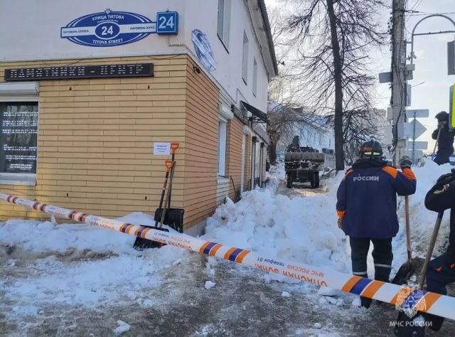 В Саранске школьники помогли вызволить женщин из-под снега, упавшего с крыши В Саранске школьники помогли вызволить женщин из-под снега, упавшего с крыши