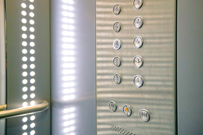 Более 3,5 тысячи лифтов заменили в Москве в этом году в рамках программы капремонта