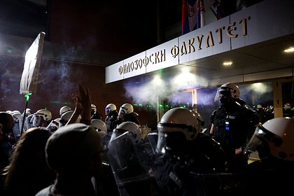 Экс-премьер Сербии назвал протестующих фашистами