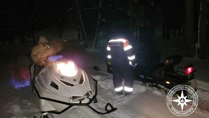 Спасатели помогли застрявшим на снегоходе жителям Башкирии