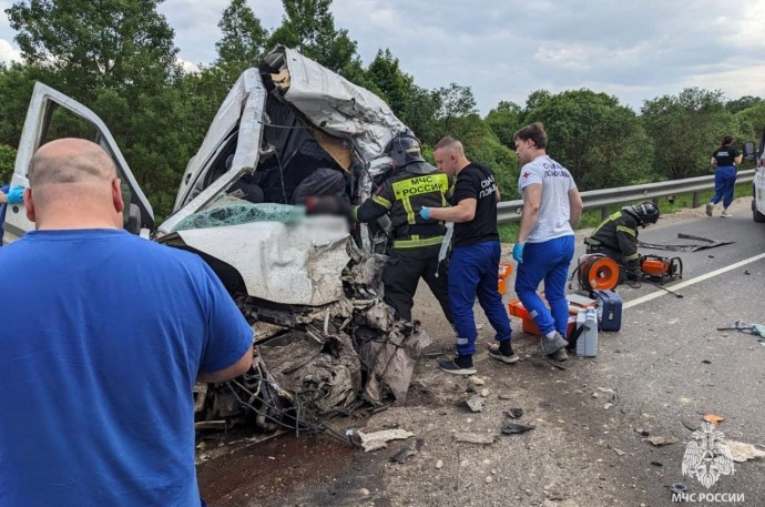 Пострадавшего в ДТП извлекали из машины с помощью гидравлического инструмента Пострадавшего в ДТП извлекали из машины с помощью гидравлического инструмента