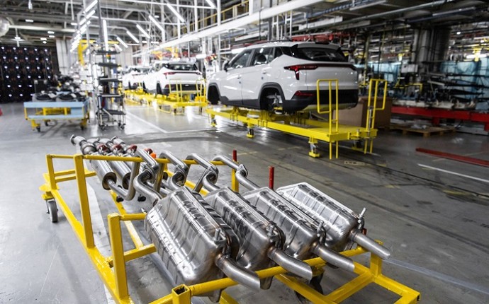 Мантуров: все бывшие иностранные автозаводы в России будут запущены до лета 2026 года