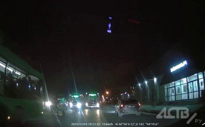 На "тройке" по встречке: водитель пассажирского автобуса нарушил ПДД в Южно-Сахалинске На "тройке" по встречке: водитель пассажирского автобуса нарушил ПДД в Южно-Сахалинске