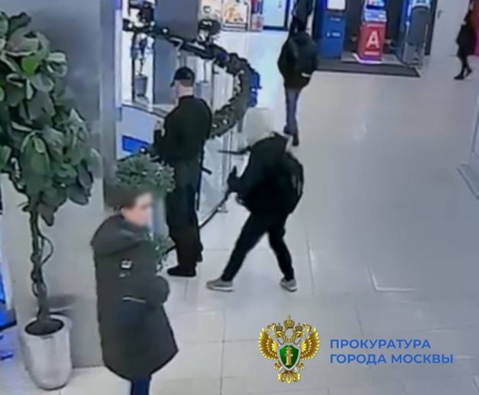 В Москве подросток с ножом напал на охранника ТЦ и ранил полицейских В Москве подросток с ножом напал на охранника ТЦ и ранил полицейских