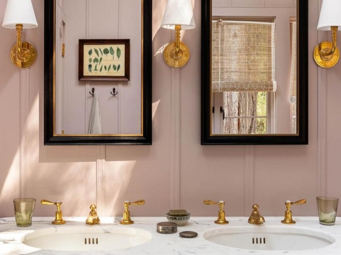 Светло-голубой, угольно-серый и белый расширяют ванную визуально — Southern Living