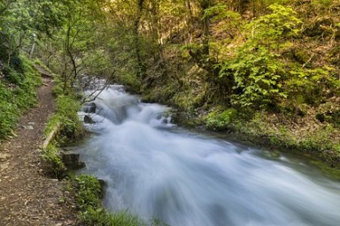 Турист пошел купаться в шторм и был унесен течением на глазах у жены и детей