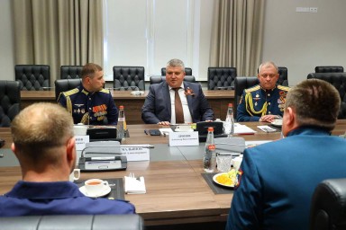 Александр Дронов поздравил командиров воинских частей с наступающим Днём Победы