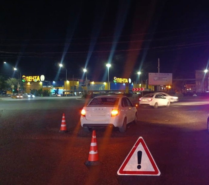 В Астрахани два самокатчика-подростка оказались под колесами автомобиля