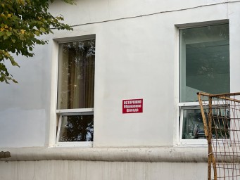 Костромичам наглядно показывают опасность открытых окон для малышей