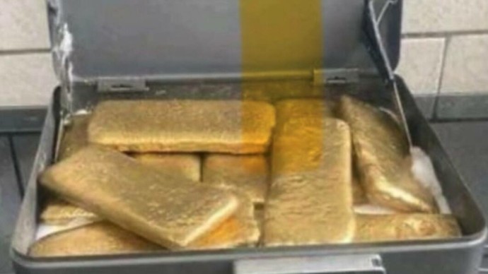 Иностранец стал фигурантом уголовного дела, пообещав петербурженке «золотые» слитки вместо денег Иностранец стал фигурантом уголовного дела, пообещав петербурженке «золотые» слитки вместо денег