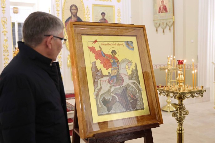Дмитрий Миляев передал икону святого Георгия Победоносца в казанский храм-памятник