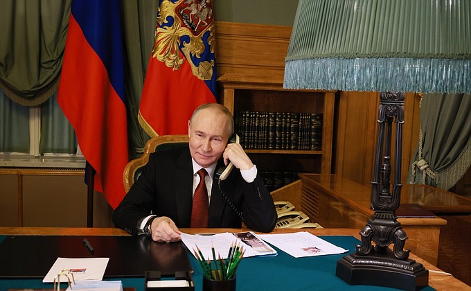 Владимир Путин поговорил по телефону с Варварой Смахтиной Владимир Путин поговорил по телефону с Варварой Смахтиной