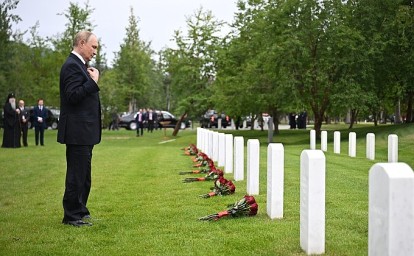Возложение цветов к могилам советских воинов на военной базе Эльмендорф-Ричардсон