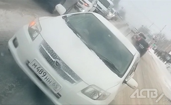 "С двумя детьми, непристёгнутые": мужчина на Toyota Corolla ехал по встречной полосе в Южно-Сахалинске "С двумя детьми, непристёгнутые": мужчина на Toyota Corolla ехал по встречной полосе в Южно-Сахалинске