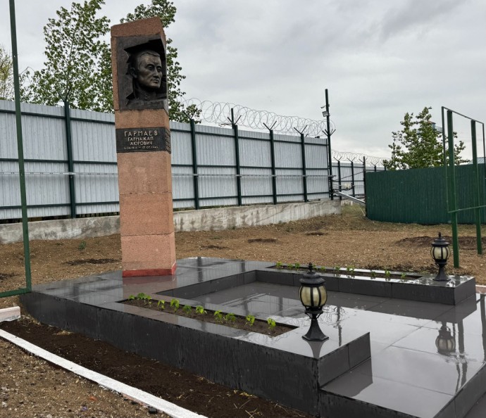 В Кяхте после реконструкции открыт памятник Герою Советского Союза