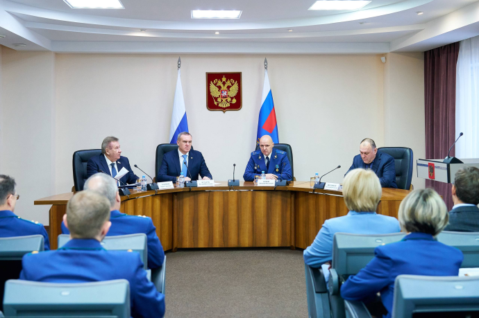 Руслан Кухарук обсудил с новым прокурором Югры Дмитрием Поповым план совместной работы по укреплению правопорядка в регионе Руслан Кухарук обсудил с новым прокурором Югры Дмитрием Поповым план совместной работы по укреплению правопорядка в регионе