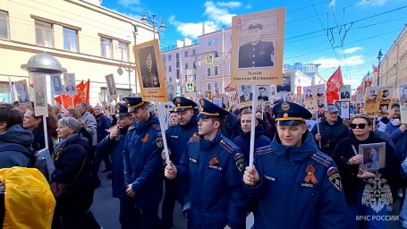 Сотрудники МЧС Петербурга прошли по Невскому проспекту в колонне «Бессмертного полка»