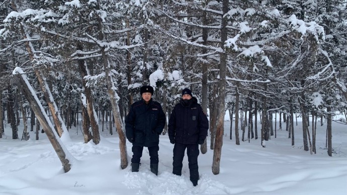 В Якутии полицейские спасли семью, застрявшую на лесной дороге в мороз