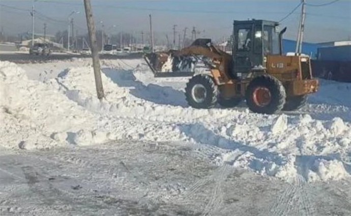 В Южно-Сахалинске накажут собственников земли, которые выгребают снег за пределы своих участков