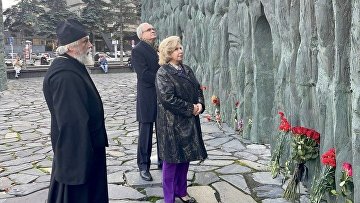 Фадеев и Москалькова возложили цветы в память о жертвах политических репрессий Фадеев и Москалькова возложили цветы в память о жертвах политических репрессий