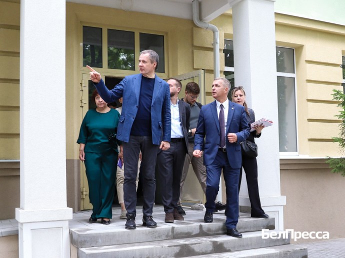 Белгородский губернатор проверил капремонт общественных пространств и школ в Губкине