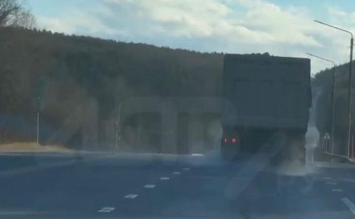 Очевидцы: "На Сахалине у большегруза, "летевшего" по трассе с нарушениями, лопнуло колесо" Очевидцы: "На Сахалине у большегруза, "летевшего" по трассе с нарушениями, лопнуло колесо"