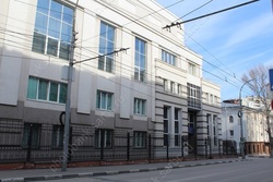 При падении с крыши дома погиб рабочий