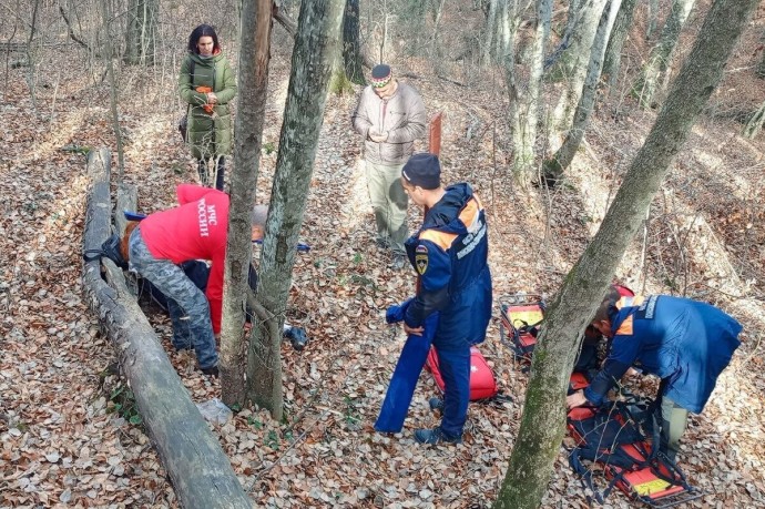 В лесу под Бахчисараем спасатели помогли женщине с травмой ноги