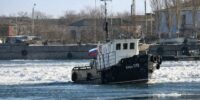 Астраханские села освобождают из ледового плена ледоколы