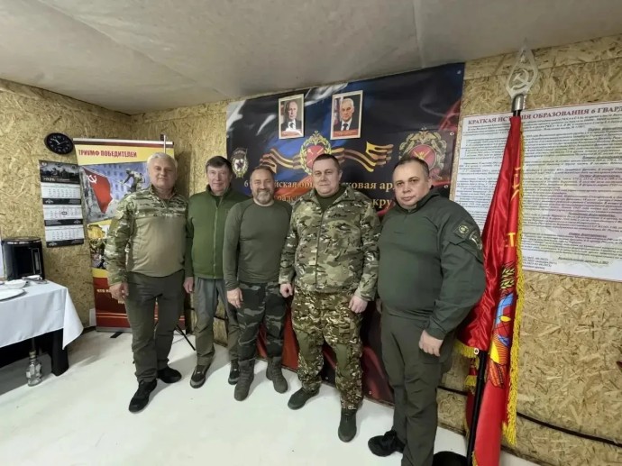 Александр Бельский и депутаты парламента Петербурга передали гуманитарную помощь бойцам в зоне СВО
