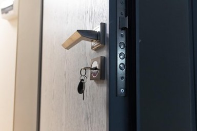 Мошенники из российского города продали 61 купленную на украденные деньги квартиру