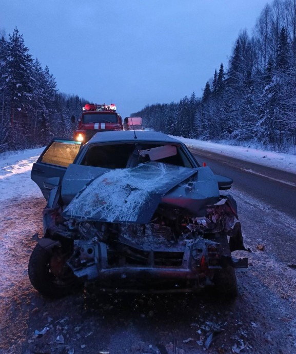 На трассе «Вятка» легковушка врезалась в припаркованный «УРАЛ»: трое пострадавших