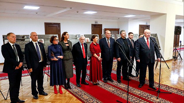 В ГД проходит выставка «Зверства киевского режима по отношению к пленным российским военнослужащим»