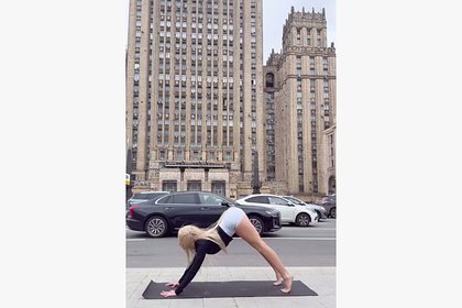 Блогерша сняла штаны на улице в Москве ради неожиданной цели