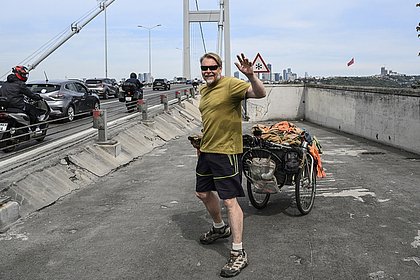 Мужчина шел 27 лет и обошел всю планету. Как он пережил арест в России, сам переплыл Ла-Манш и попал под защиту Абрамовича?