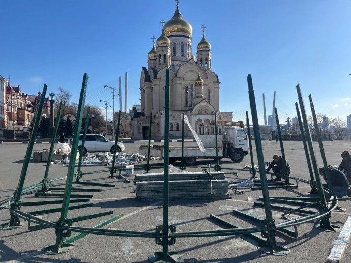 Во Владивостоке раньше срока начали монтаж главной новогодней елки Во Владивостоке раньше срока начали монтаж главной новогодней елки