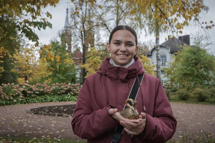 В Карякинском саду Рыбинска установили фигурку лебедя